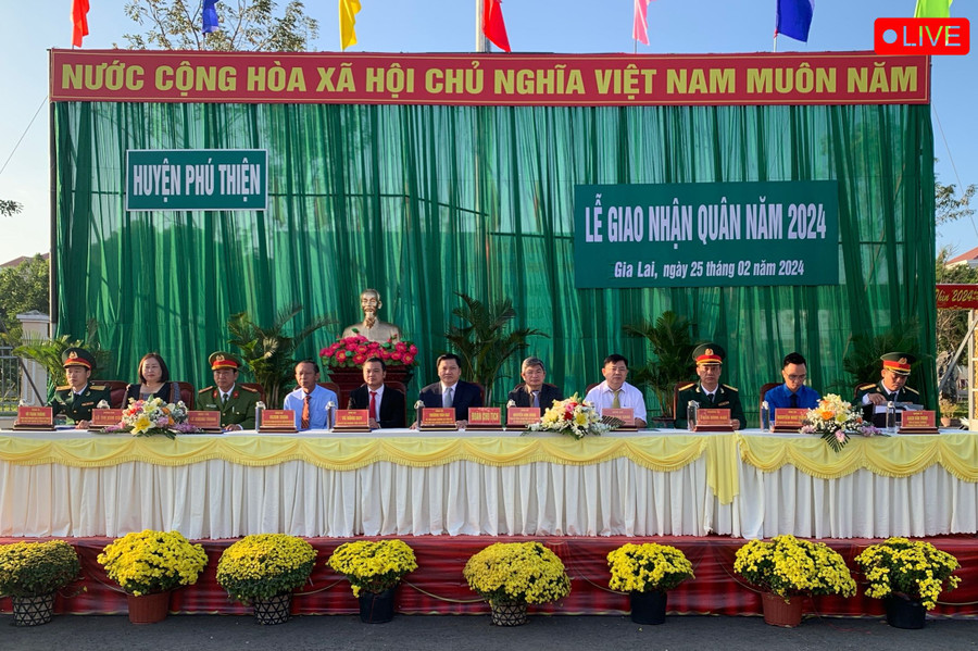 Các đại biểu tham dự lễ giao nhận quân năm 2024 tại huyện Phú Thiện. Ảnh: R&apos;Ô HOK