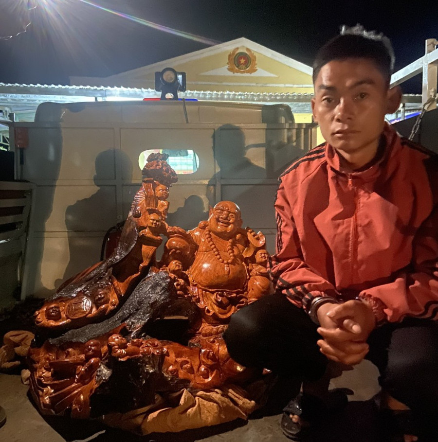 Đối tượng Hoàng Văn Hín cùng tang vật liên quan. Ảnh: Công an huyện Mang Yang Đối tượng Hoàng Văn Hín cùng tang vật liên quan. Ảnh: Công an huyện Mang Yang