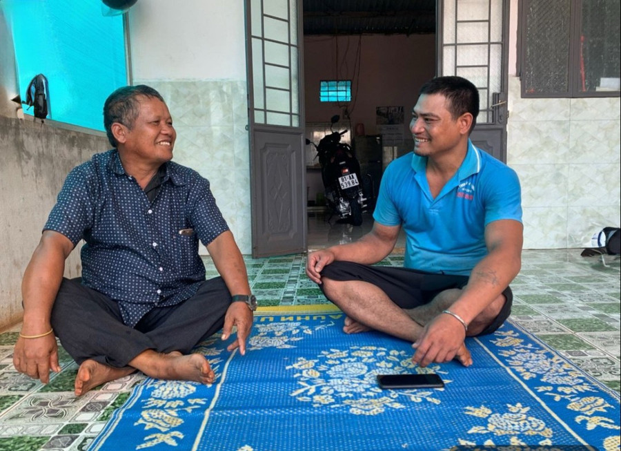 Ông Hyang (bìa trái) thường xuyên thăm hỏi các hộ dân trong làng để nắm bắt tâm tư, nguyện vọng. Ảnh: R.H Ông Hyang (bìa trái) thường xuyên thăm hỏi các hộ dân trong làng để nắm bắt tâm tư, nguyện vọng. Ảnh: R.H