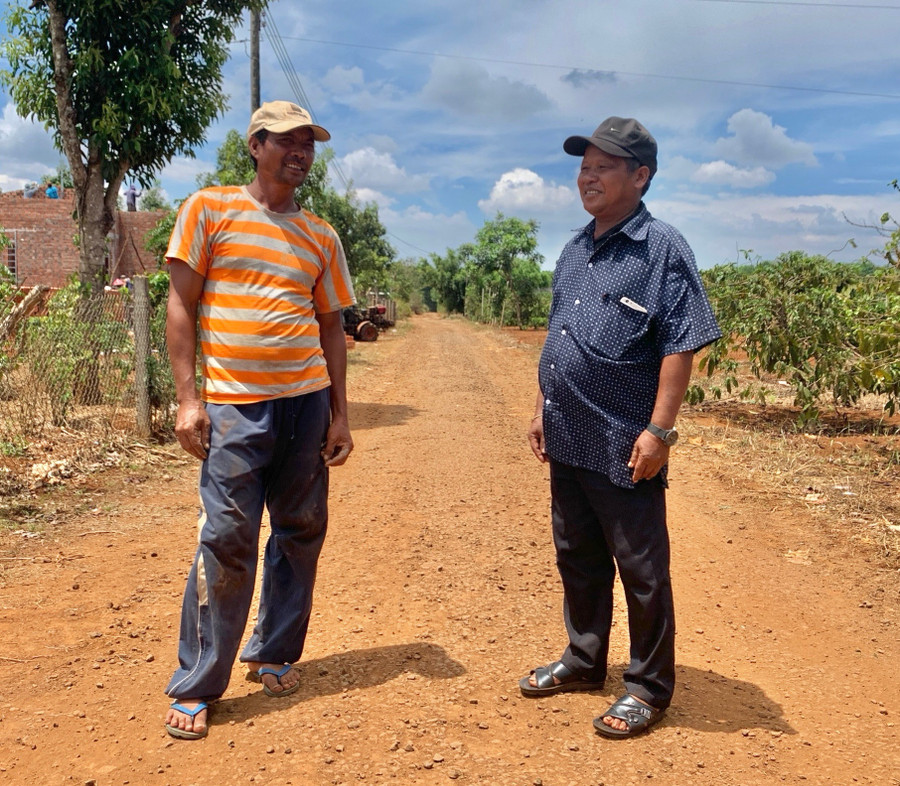 Ông Hyang (bìa phải) tuyên truyền, vận động nhằm nâng cao nhận thức cho người dân về hậu quả của tảo hôn. Ảnh: R.H Ông Hyang (bìa phải) tuyên truyền, vận động nhằm nâng cao nhận thức cho người dân về hậu quả của tảo hôn. Ảnh: R.H