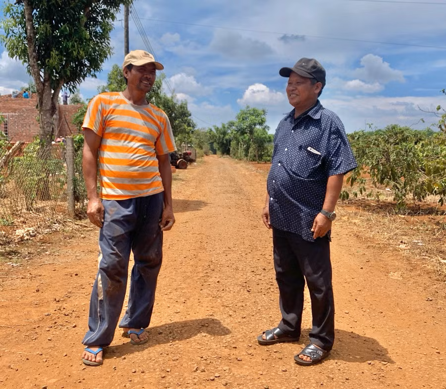 Ông Hyang (bìa phải) tuyên truyền, vận động nhằm nâng cao nhận thức cho người dân về hậu quả của tảo hôn. Ảnh: R.H