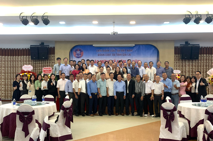 Đoàn Luật sư tỉnh Gia Lai chụp hình lưu niệm.Ảnh: R'Ô HOK Đoàn Luật sư tỉnh Gia Lai chụp hình lưu niệm.Ảnh: R'Ô HOK