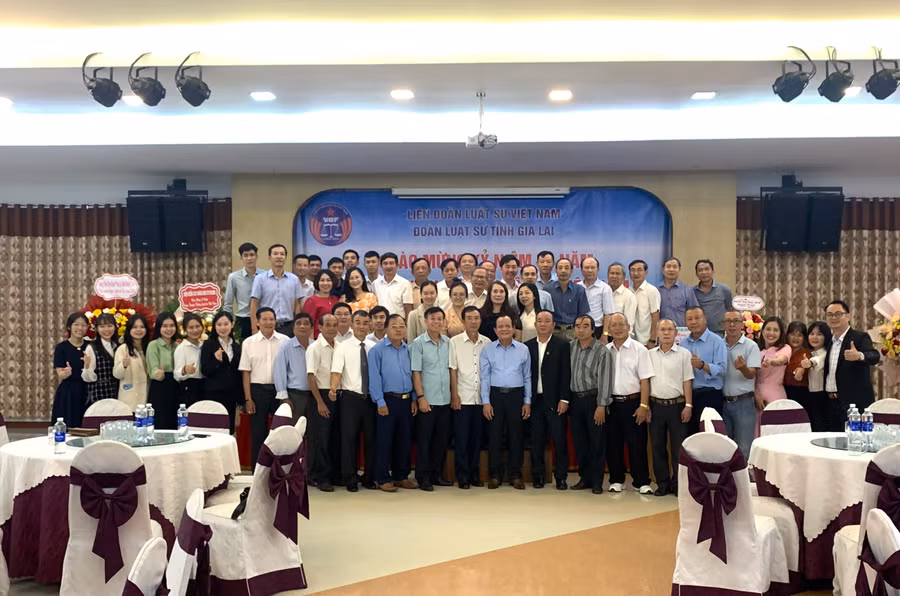 Đoàn Luật sư tỉnh Gia Lai chụp hình lưu niệm.Ảnh: R'Ô HOK