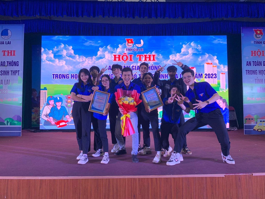 Tại hội thi an toàn giao thông trong học sinh trung học phổ thông tỉnh Gia Lai năm 2023, Đoàn Trường THPT Lê Hoàn đạt giải ba toàn đoàn và giải tiểu phẩm xuất sắc nhất.Ảnh: R.H