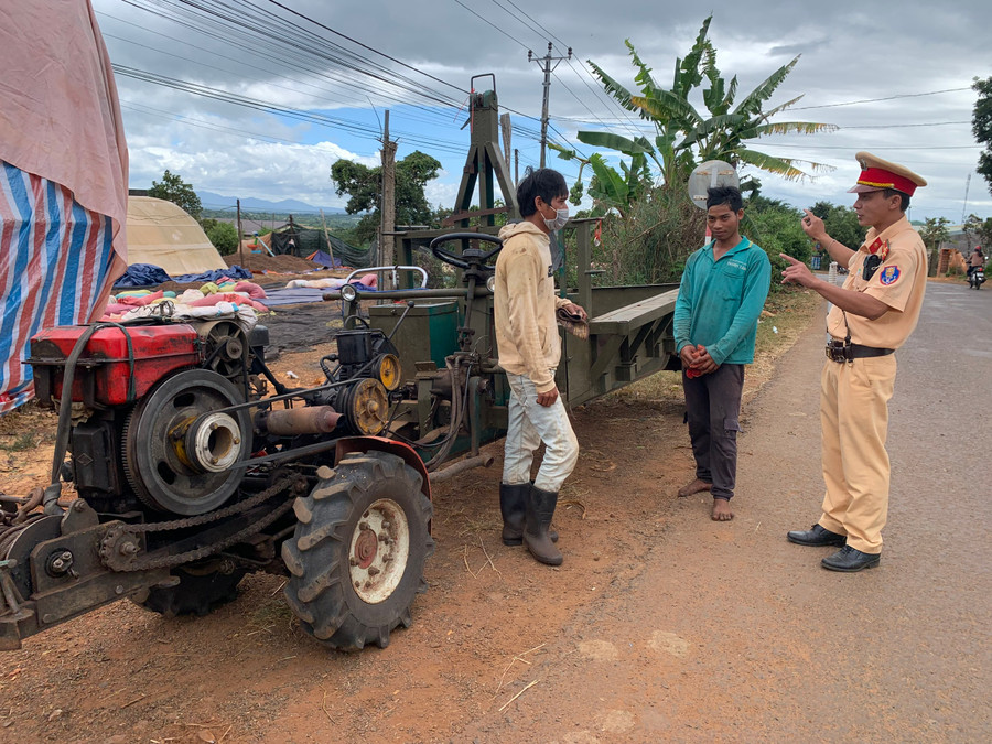 Công an huyện Chư Sê tuyên truyền Luật Giao thông đường bộ cho người dân điều khiển xe công nông để đảm bảo an toàn. Ảnh: R'Ô HOK Công an huyện Chư Sê tuyên truyền Luật Giao thông đường bộ cho người dân điều khiển xe công nông để đảm bảo an toàn. Ảnh: R'Ô HOK