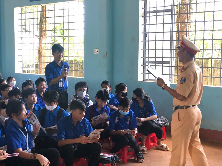 Công an huyện Đức Cơ tuyên truyền Luật Giao thông đường bộ cho học sinh Trường THPT Lê Hoàn.Ảnh: R.H