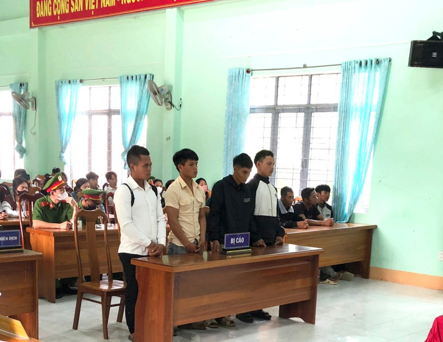 Các bị cáo Chun, Keo, Son và Blơh (từ trái qua) tại phiên tòa xét xử lưu động vụ án vi phạm quy định về khai thác, bảo vệ rừng và lâm sản.Ảnh: CTV