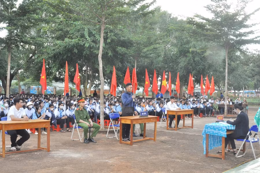 Quang cảnh phiên tòa giả định tại Trường THPT A Sanh.Ảnh: R'Ô HOK