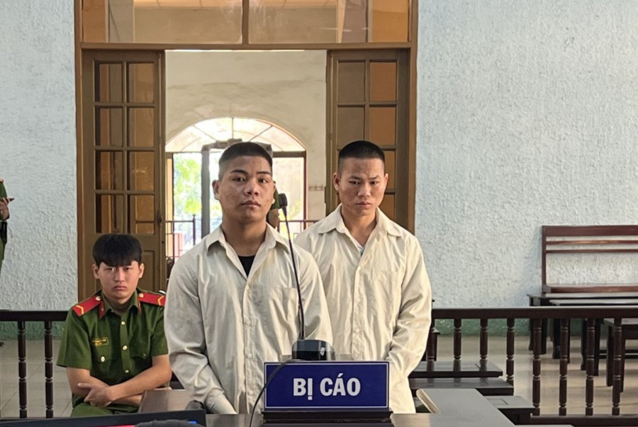 Đinh Sân (bìa phải) và Đinh Thế tại phiên tòa. Ảnh: R.H