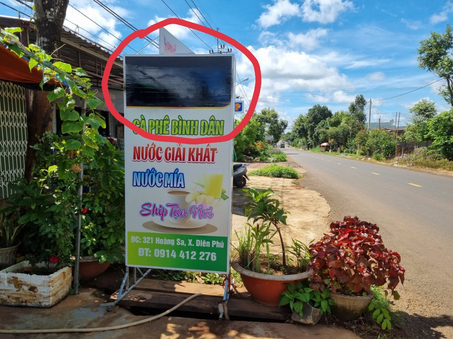 Một quán cà phê thuộc xã Diễn Phú, TP. Pleiku được treo bảng hiệu quảng cáo không phép đã được phun xóa.Ảnh: Hoàng Lộc Một quán cà phê thuộc xã Diễn Phú, TP. Pleiku được treo bảng hiệu quảng cáo không phép đã được phun xóa.Ảnh: Hoàng Lộc