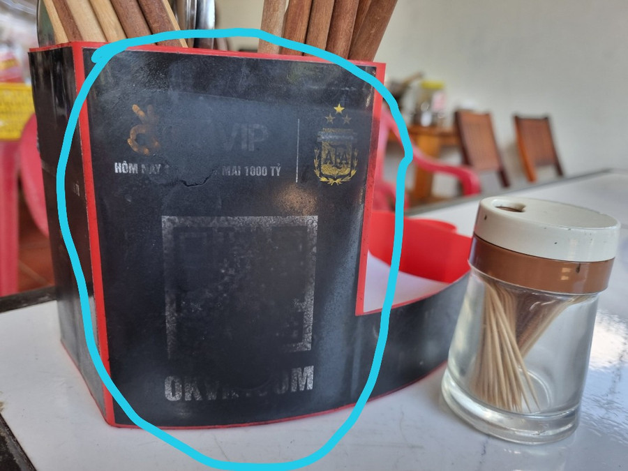Quán ăn được tặng ống đũa có logo quảng cáo cờ bạc đã được người dân phun xóa. Ảnh: Hoàng Lộc Quán ăn được tặng ống đũa có logo quảng cáo cờ bạc đã được người dân phun xóa. Ảnh: Hoàng Lộc