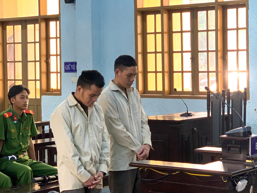 Bị cáo Đinh Kơr (bìa trái) và Rmah Brơn. Ảnh: R.H Bị cáo Đinh Kơr (bìa trái) và Rmah Brơn. Ảnh: R.H