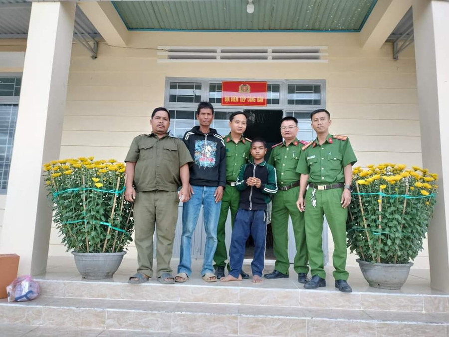 Hiện cán bộ Công an đã đưa cháu Đinh Thên trở về đoàn tụ với gia đình.Ảnh: Công an cung cấp