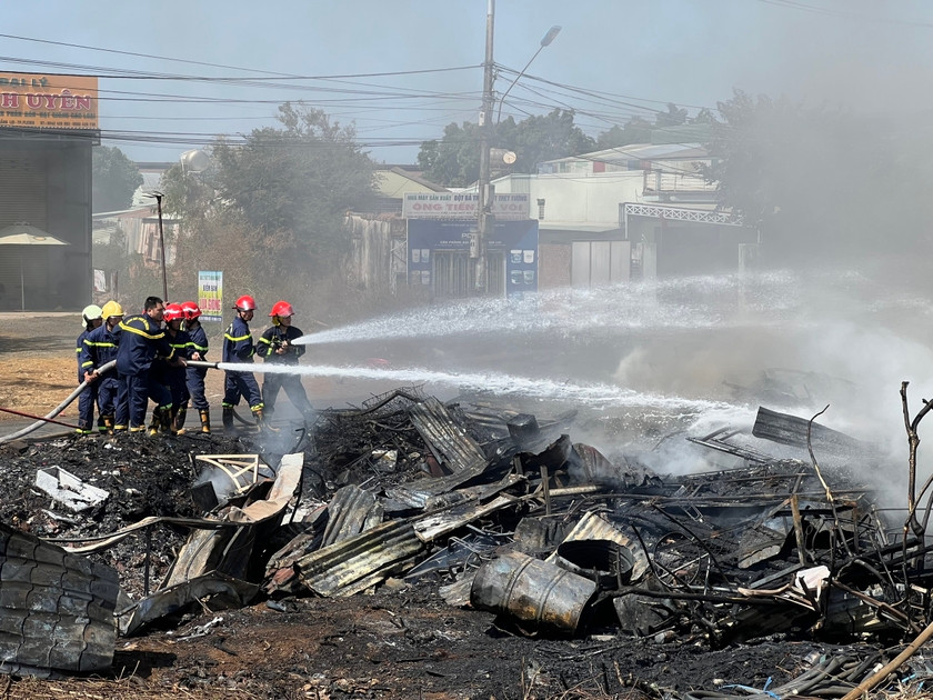 Các chiến sĩ Phòng Cảnh sát Phòng cháy, chữa cháy và Cứu nạn cứu hộ (Công an tỉnh) nỗ lực khống chế ngọn lửa. Ảnh: Phạm Quý