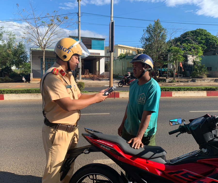 Công an huyện Chư Pưh kiểm tra nồng độ cồn người điều khiển phương tiện tham gia giao thông.Ảnh: R'Ô HOK Công an huyện Chư Pưh kiểm tra nồng độ cồn người điều khiển phương tiện tham gia giao thông.Ảnh: R'Ô HOK