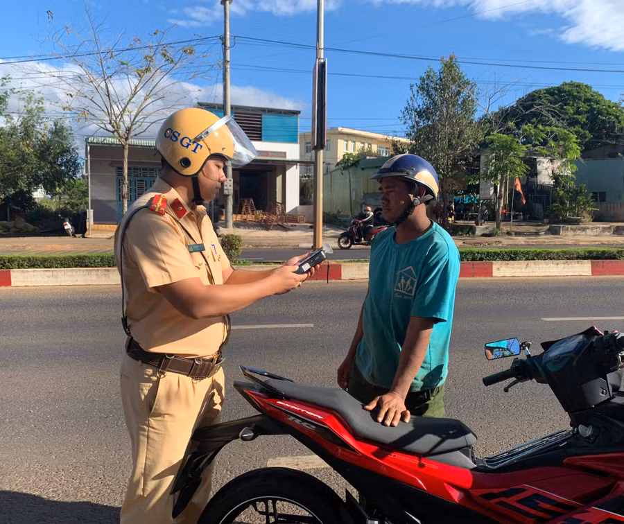 Công an huyện Chư Pưh kiểm tra nồng độ cồn người điều khiển phương tiện tham gia giao thông.Ảnh: R'Ô HOK