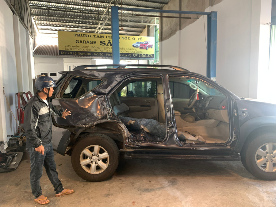 Chiếc xe ô tô BKS 81A-107.03 trong vụ tai nạn giao thông khiến bà Võ Thị Bích bị thương nặng. Ảnh: R.H