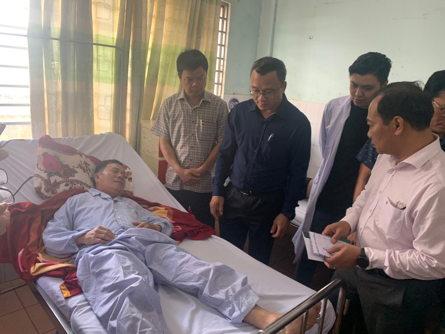 Phó Chủ tịch chuyên trách Ủy ban An toàn giao thông Quốc gia Khuất Việt Hùng (người thứ 2 từ trái qua) làm trưởng đoàn công tác thăm hỏi tài xế Nguyễn Tú Sinh điều trị tại Bệnh viện Đa khoa tỉnh. Ảnh: R'Ô HOK Phó Chủ tịch chuyên trách Ủy ban An toàn giao thông Quốc gia Khuất Việt Hùng (người thứ 2 từ trái qua) làm trưởng đoàn công tác thăm hỏi tài xế Nguyễn Tú Sinh điều trị tại Bệnh viện Đa khoa tỉnh. Ảnh: R'Ô HOK