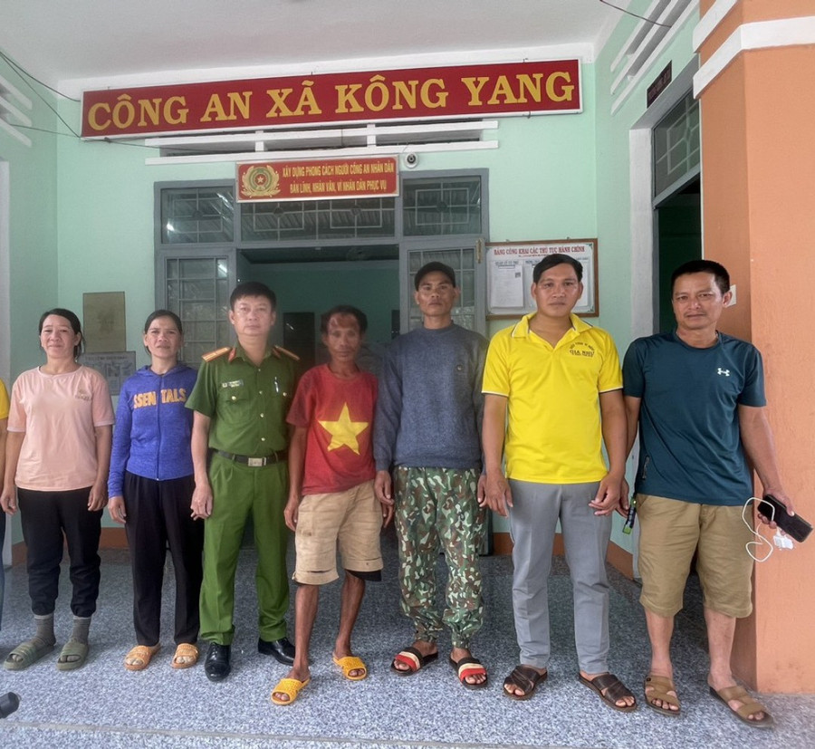 Công an xã Kông Yang bàn giao anh Kpuih Phước (người thứ 4 từ phải qua) cho gia đình.Ảnh: Công an xã Kông Yang Công an xã Kông Yang bàn giao anh Kpuih Phước (người thứ 4 từ phải qua) cho gia đình.Ảnh: Công an xã Kông Yang