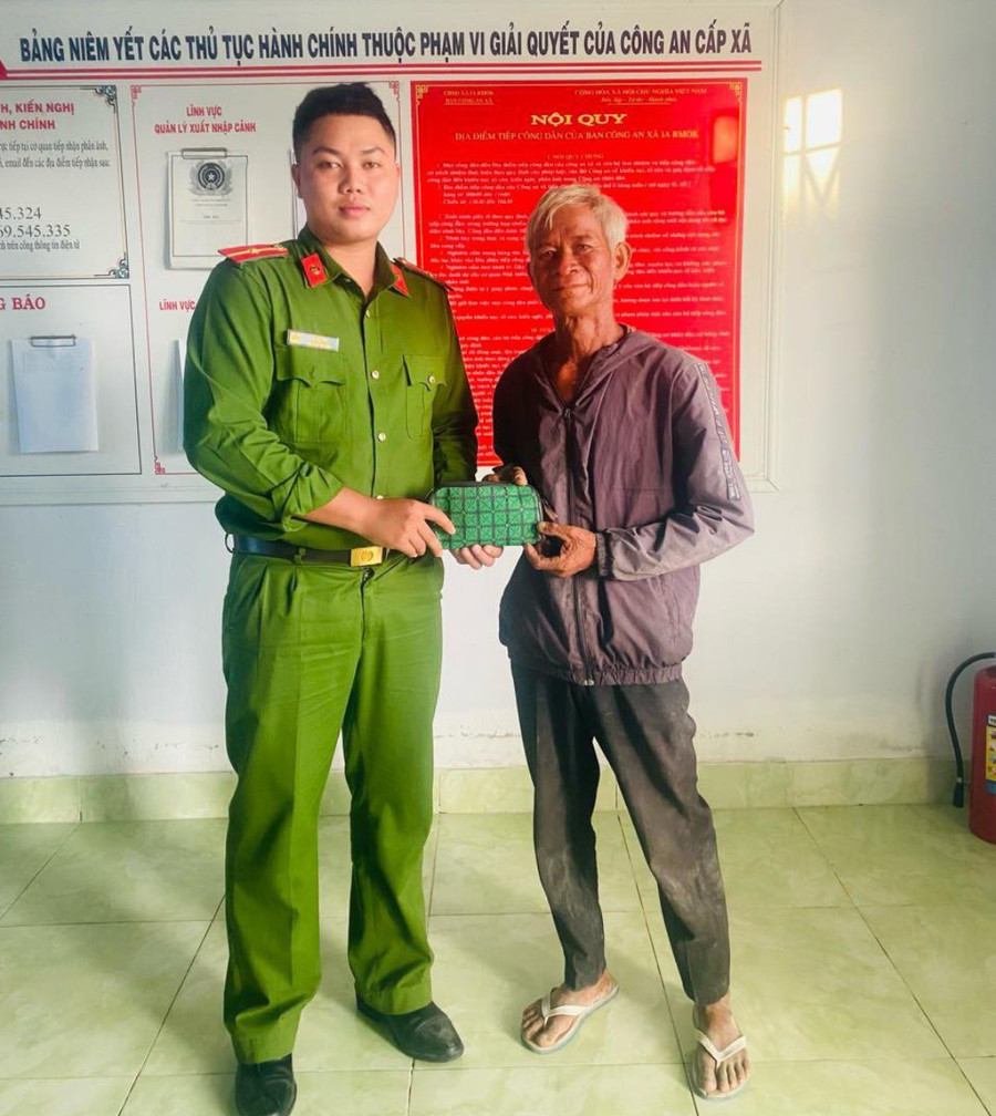 Ông Kpă Kun nhận lại tài sản bị đánh rơi.Ảnh: Công an xã Ia Rmok Ông Kpă Kun nhận lại tài sản bị đánh rơi.Ảnh: Công an xã Ia Rmok