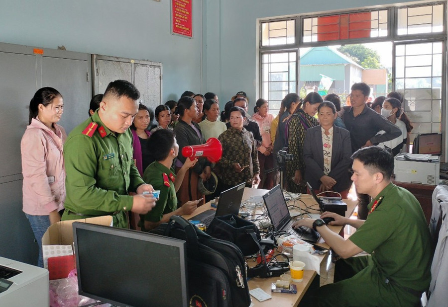 Công an huyện Ia Pa hướng dẫn công dân đủ điều kiện kích hoạt tài khoản định danh điện tử. Ảnh R.H