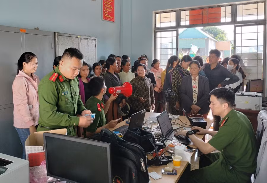 Công an huyện Ia Pa hướng dẫn công dân đủ điều kiện kích hoạt tài khoản định danh điện tử. Ảnh R.H