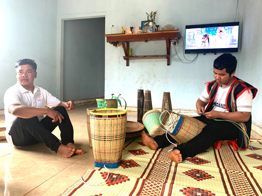 Ông Siu Lai (bố của Lâm, bìa trái) tự hào khi con của mình lưu giữ nghề truyền thống của dân tộc. Ảnh: R.H