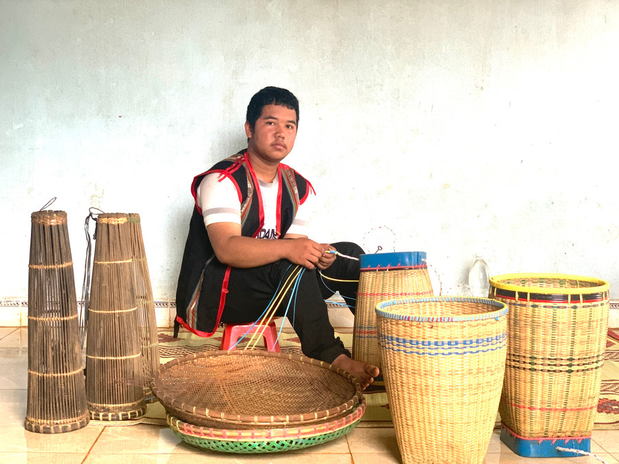 Ở tuổi 17, em Rơ Châm Siu Đình Lâm đã thành thạo đan lát các dụng cụ truyền thống của dân tộc mình. Ảnh: R.H