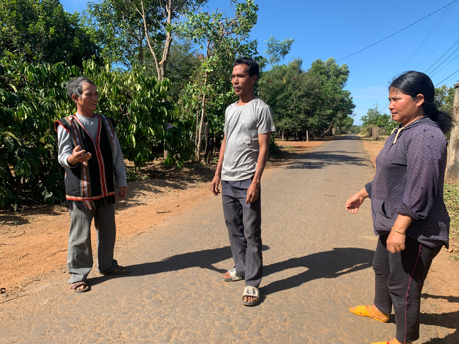 Ông Puih Er (bìa trái) tuyên truyền người dân chấp hành pháp luật.Ảnh: R.H Ông Puih Er (bìa trái) tuyên truyền người dân chấp hành pháp luật.Ảnh: R.H