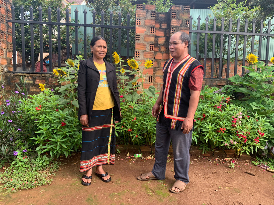 Ông Yaih trò chuyện với người dân. Ảnh R.H Ông Yaih trò chuyện với người dân. Ảnh R.H