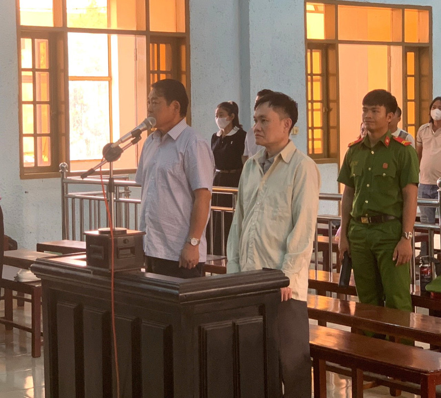 Bị cáo Sửu (bìa phải) và Sơn tại phiên tòa. Ảnh: R.H Bị cáo Sửu (bìa phải) và Sơn tại phiên tòa. Ảnh: R.H