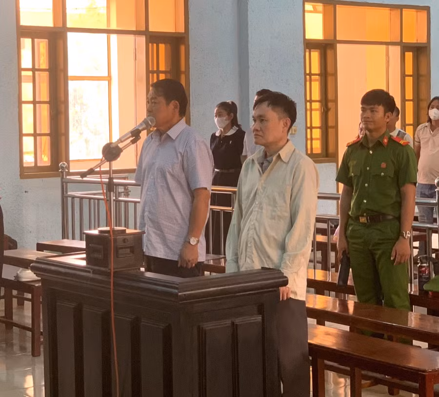 Bị cáo Sửu (bìa phải) và Sơn tại phiên tòa. Ảnh: R.H