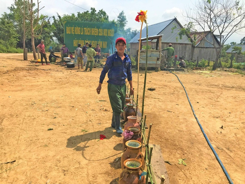 Lễ vật cúng thần linh đón năm mới của người Bahnar thường là rượu ghè. Ảnh: R'Ô HOK Lễ vật cúng thần linh đón năm mới của người Bahnar thường là rượu ghè. Ảnh: R'Ô HOK