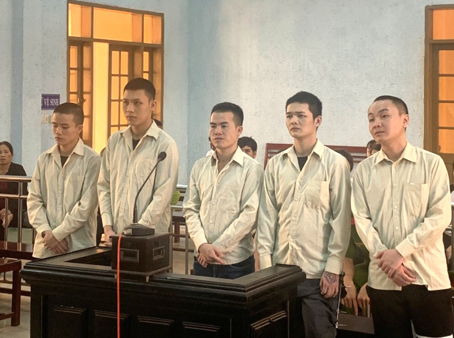 Các bị cáo Dũng, Cường, Chung, Thịnh và Đức (từ trái qua phải). Ảnh: R'Ô HOK Các bị cáo Dũng, Cường, Chung, Thịnh và Đức (từ trái qua phải). Ảnh: R'Ô HOK