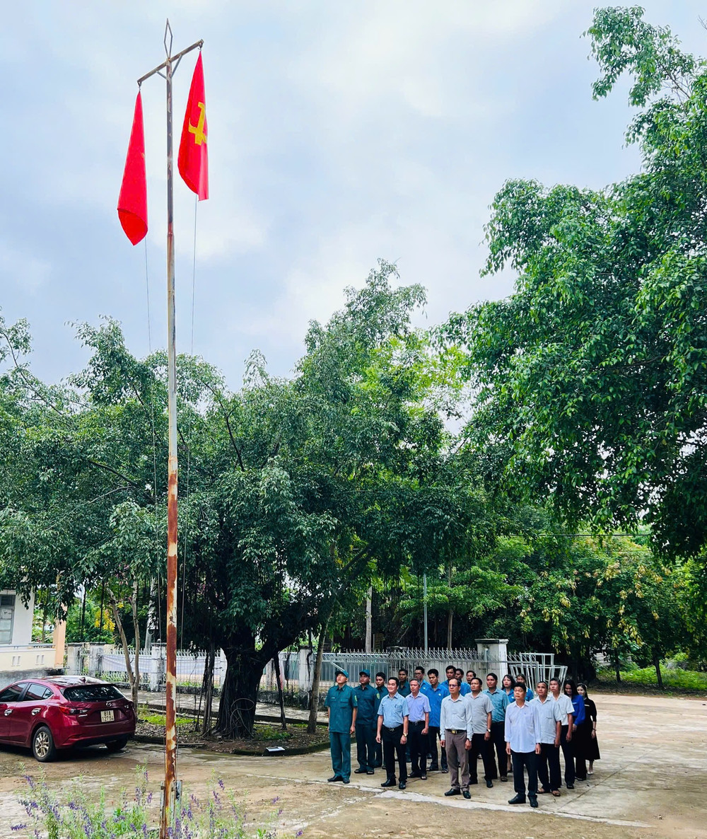 Cán bộ, đảng viên, công chức xã Ia Mơ chào cờ đầu tuần. Ảnh: H.Đ z6680162386927-7342954850f601dc0d86684224a25e20.jpg