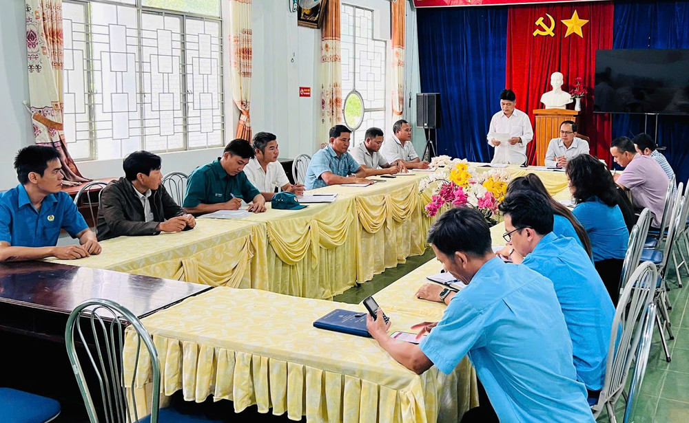 Ngay sau lễ chào cờ, cán bộ, đảng viên xã Ia Mơ tham gia sinh hoạt chuyên đề. Ảnh: H.Đ z6680162374563-128bd93b5d57ec1abb723051abdaa98c.jpg