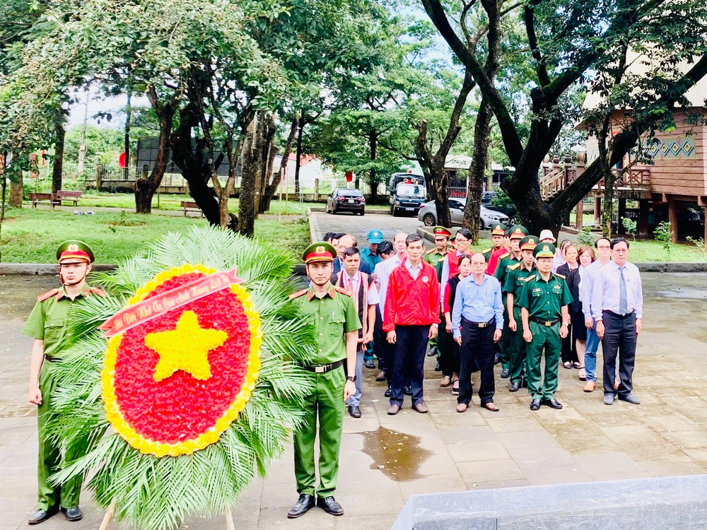 Ban tổ chức chương trình đến dâng hoa, dâng hương tại Nhà bia tưởng niệm Liệt sĩ xã Gào. Ảnh: CTV z6837433439741-52f724d2bc0cc53853f0eb5d909407f4.jpg