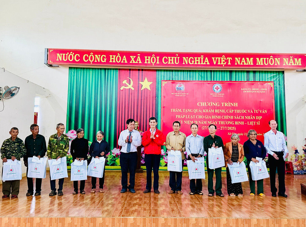Tại chương trình, 169 gia đình chính sách, hộ có hoàn cảnh khó khăn tại xã Gào đã được Ban tổ chức cùng các nhà tài trợ trao tặng những phần quà ý nghĩa. Ảnh: Như Nguyện z6837438358751-ae74d4015b132c4c0d8e5dc2a206a63b.jpg