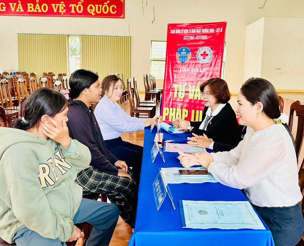 Tham gia chương trình, bà con nhân dân còn được tư vấn pháp luật miễn phí. Ảnh: Như Nguyện z6837433465382-5779a67f3df375965a6947441dc920f5.jpg