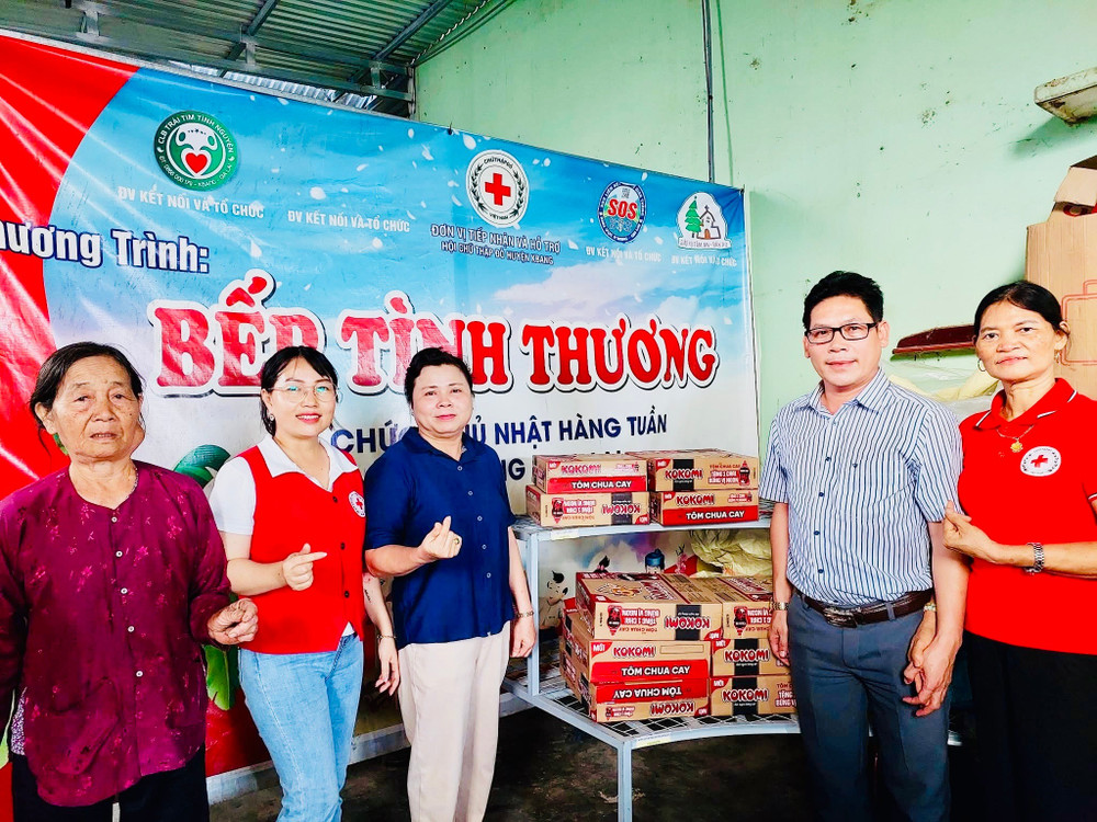 Các đơn vị, nhà hảo tâm ủng hộ bà con vùng lũ tại điểm tiếp nhận của Câu lạc bộ tình nguyện viên Chữ thập đỏ Kbang. Ảnh: CLB cung cấp cac-don-vi-nha-hao-tam-ung-ho-ba-con-vung-lu-tai-diem-tiep-nhan-cua-cau-lac-bo-tinh-nguyen-vien-chu-thap-do-kbang-anh-clb-cung-cap-copy.jpg
