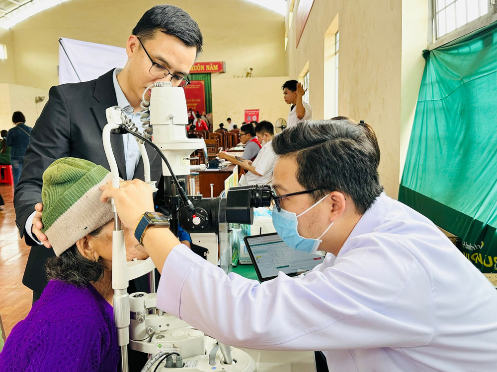 Ngoài nhận quà, bà con còn được thăm khám, tư vấn sức khỏe và được cấp thuốc miễn phí. Ảnh: Như Nguyện z6837433363633-7e862e86c687ea45b03aeec3e90a2c08.jpg