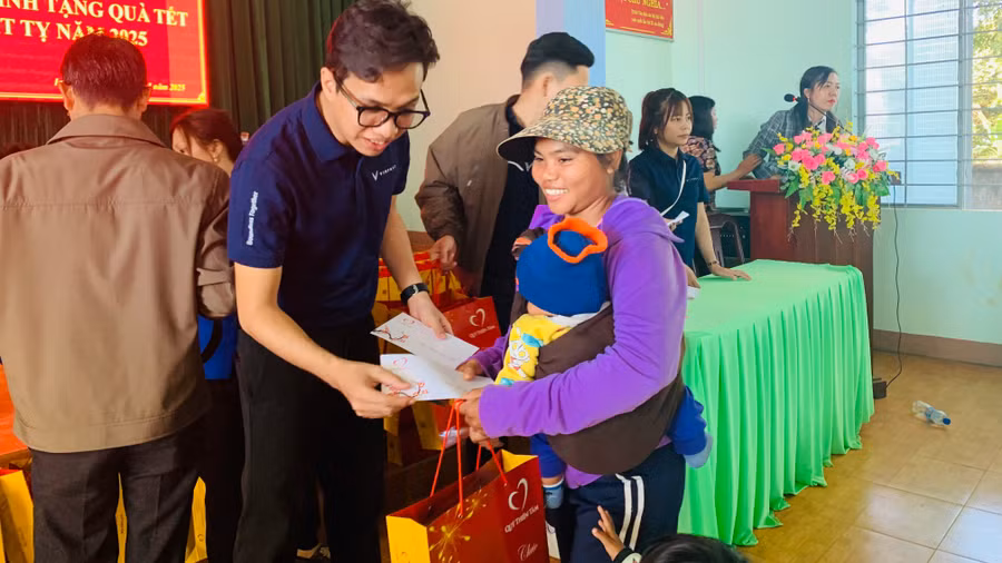 anh-nguyen-cong-truc-dai-dien-quy-thien-tam-tap-doan-vingroup-trao-qua-tet-cho-ba-con-xa-ia-boong.jpg