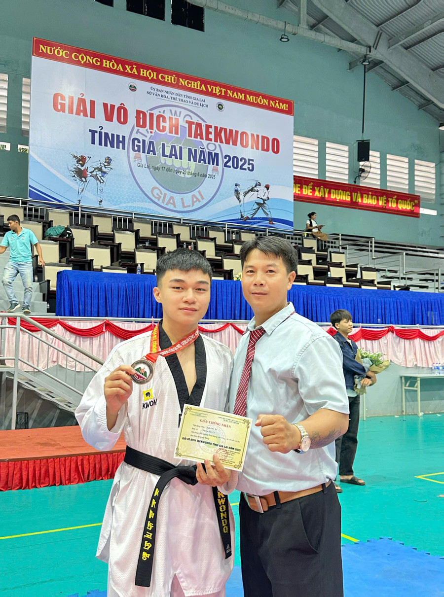 Ngô Đức Sỹ giành huy chương đồng nội dung đối kháng nam hạng cân 63 kg tại Giải vô địch Taekwondo tỉnh Gia Lai 2025. Ảnh: NVCC kk.jpg