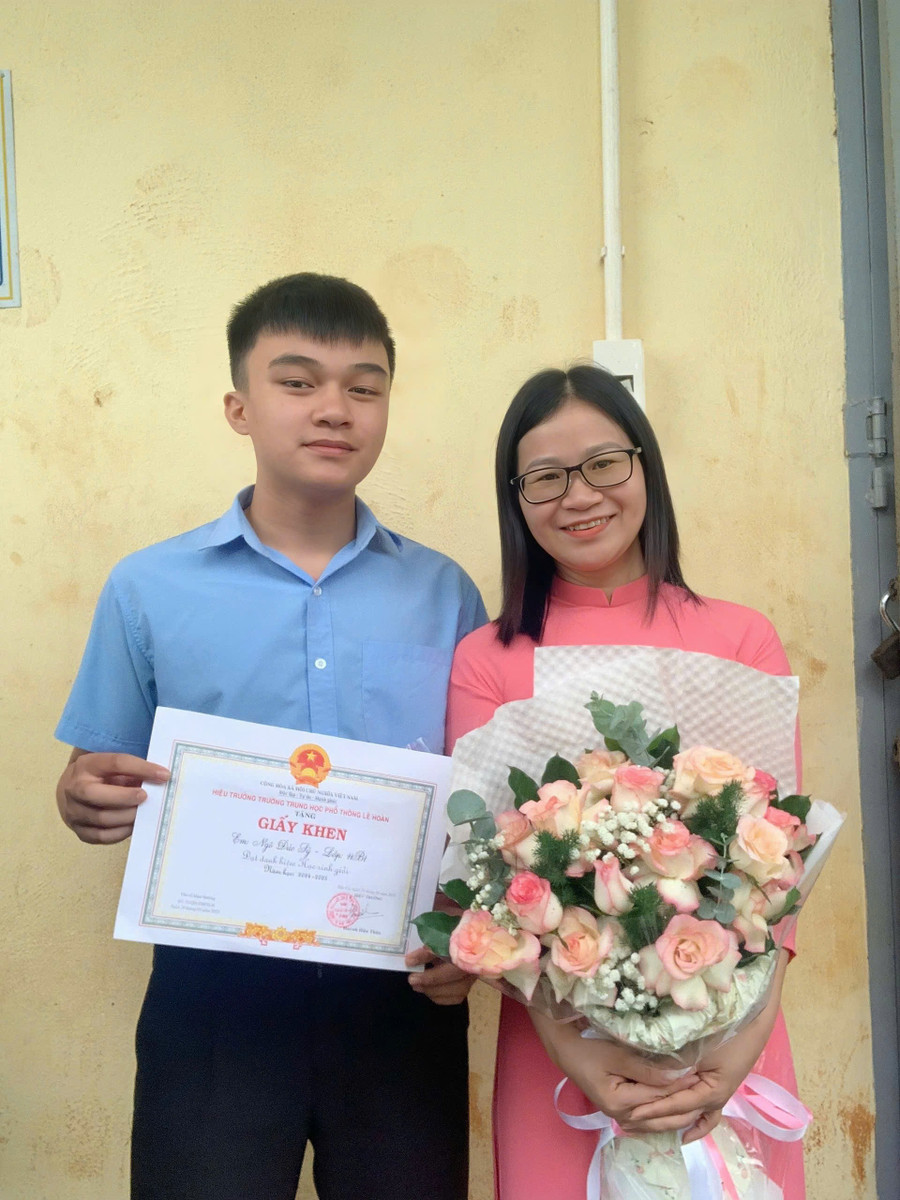 Ngô Đức Sỹ (bìa trái) đạt danh hiệu học sinh giỏi 11 năm liền. Ảnh: NVCC ll.jpg