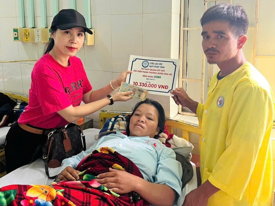 Chị Nguyễn Thị Thu Thủy-Chủ nhiệm CLB Quỹ Phát Tâm đến thăm hỏi và trao số tiền hỗ trợ cho chị Xuăk. Ảnh: T.T co-thuy.jpg