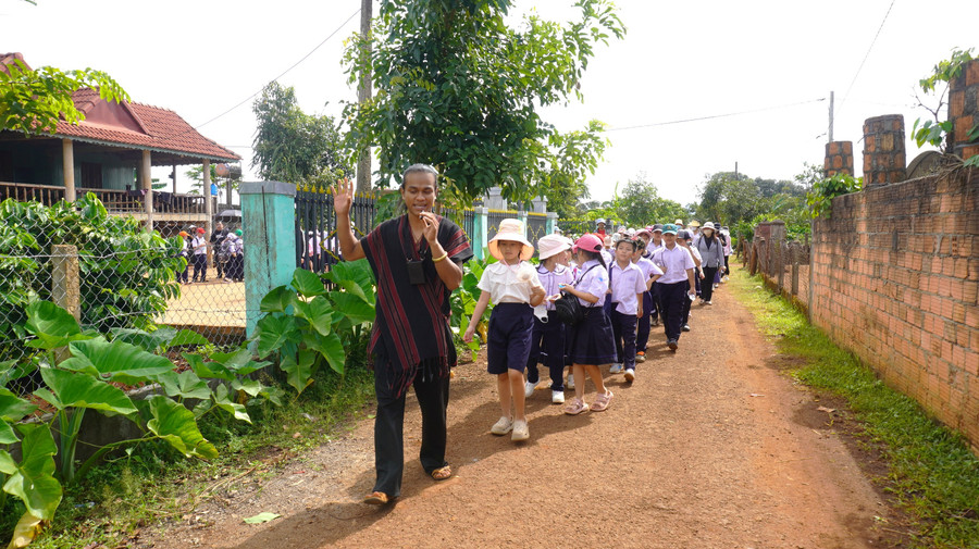 Dưới sự dẫn dắt của hướng dẫn viên, các em học sinh Trường Tiểu học Chu Văn An háo hức trải nghiệm hành trình khám phá di sản văn hoá Tây Nguyên. Ảnh: Chu Hằng kkk.jpg
