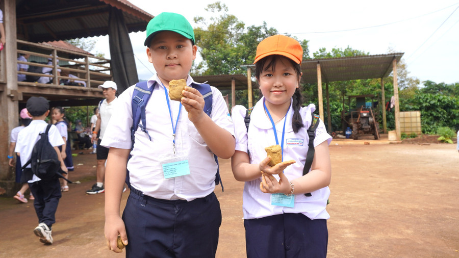 Nguyễn Hoàng Nhã Uyên và bạn cùng nhau khoe thành phẩm của mình. Ảnh: Chu Hằng gom-jrai.jpg