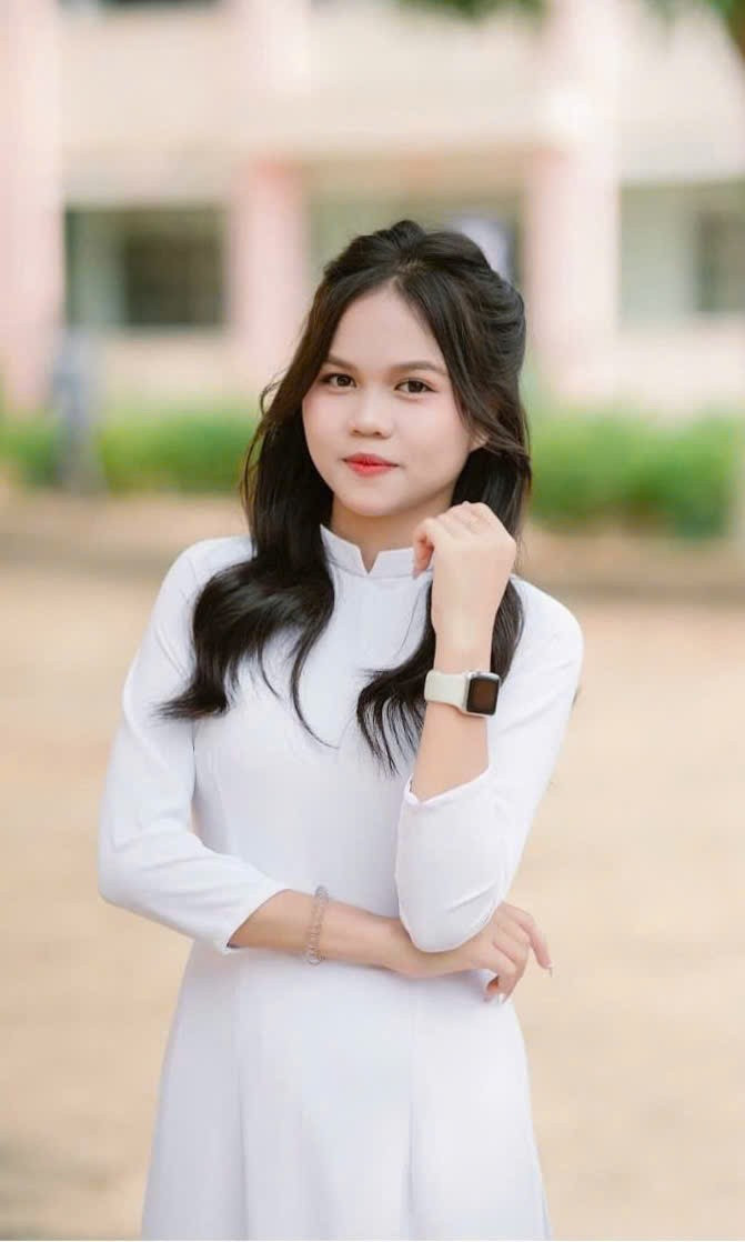 Bạn Bùi Phạm Trúc Quỳnh (học sinh lớp 12A1, Trường THPT Lê Hoàn, xã Đức Cơ). Ảnh: NVCC nho.jpg