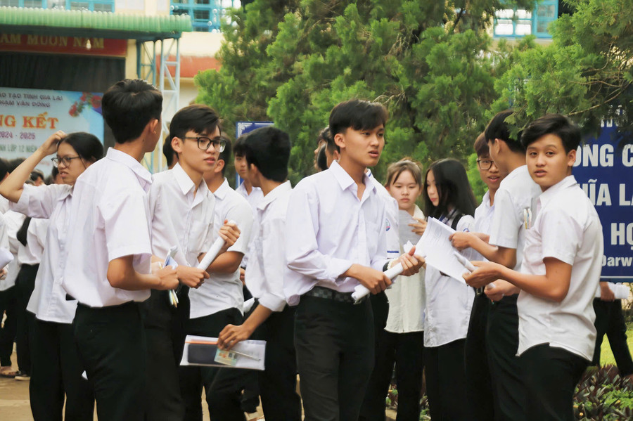 Nhiều học sinh lo lắng sau khi kết thúc kỳ thi. Ảnh: Đồng Lai avt.jpg