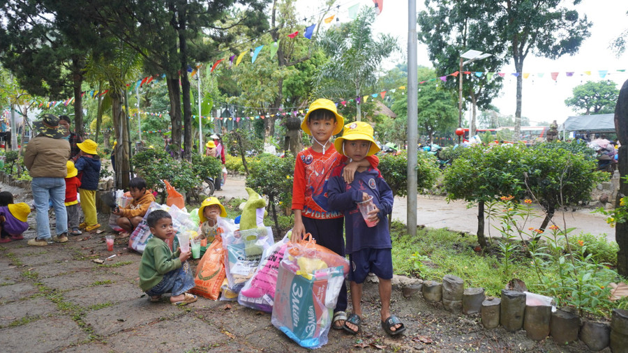 Ra về, ai nấy đều mang theo những túi quà đầy ắp, cùng niềm vui hiện rõ. Ảnh: Chu Hằng dsc01852.jpg